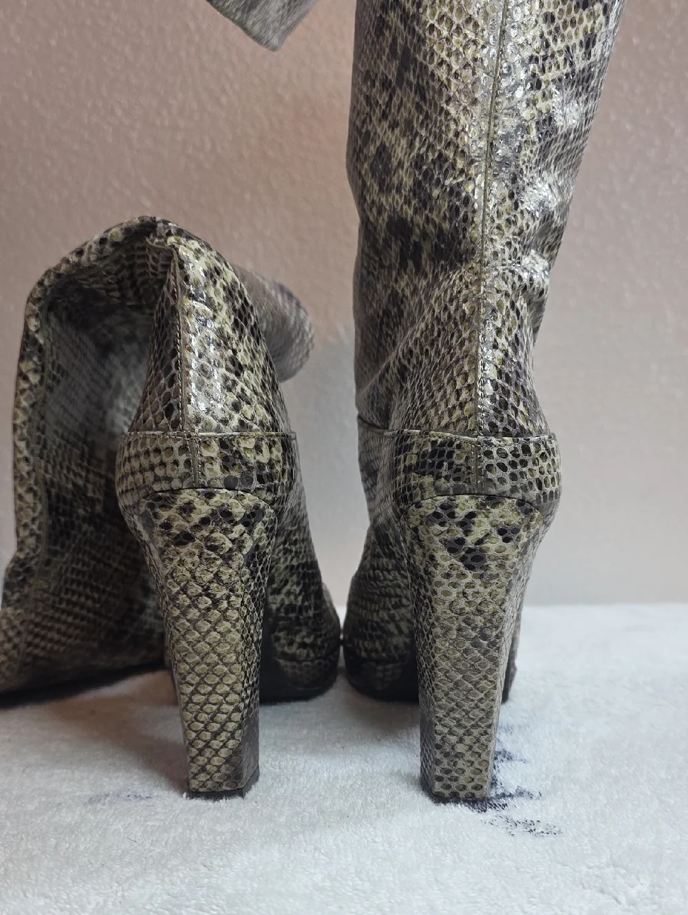 Stuart Weitzman Ladies 8.5N Knee High Tall Python Effect Boots Nice Chic Vguc